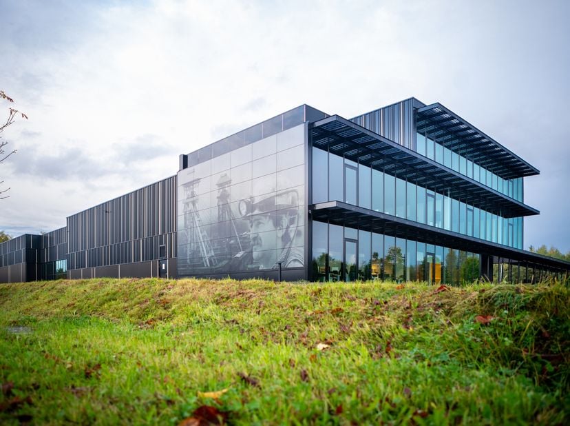 KANTOORRUIMTE (65m&amp;sup2;) IN DUURZAAM KANTOORGEBOUW TE GENK.<br />
TROEVEN:<br />
- Energiezuinig gebouw: E-peil van -4.<br />
- Vlotte bereikbaarheid