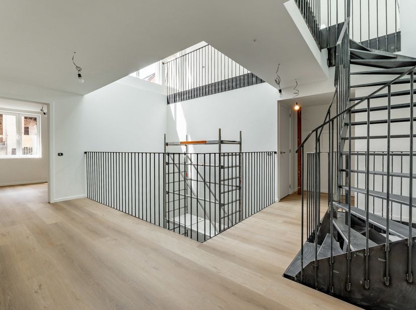 BRUSSEL, ideaal gelegen tussen het Muntplein en het Martelaarsplein. Prachtig nieuw hoogstaand QUADRUPLEXAPPARTEMENT (2 slaapkamers / 3 douchekamers /