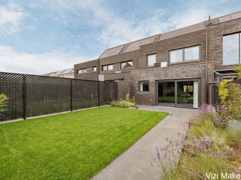 <br />
Deze ruime nieuwbouwwoning met maar liefst 200 m² bewoonbare oppervlakte combineert hedendaags wooncomfort, energiezuinige technieken en een pr