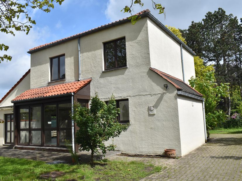 Deze verzorgde, instapklare woning met een bewoonbare oppervlakte van ca. 175 m² op een perceel van ruim 9 are, biedt volop ruimte voor gezinnen. <br