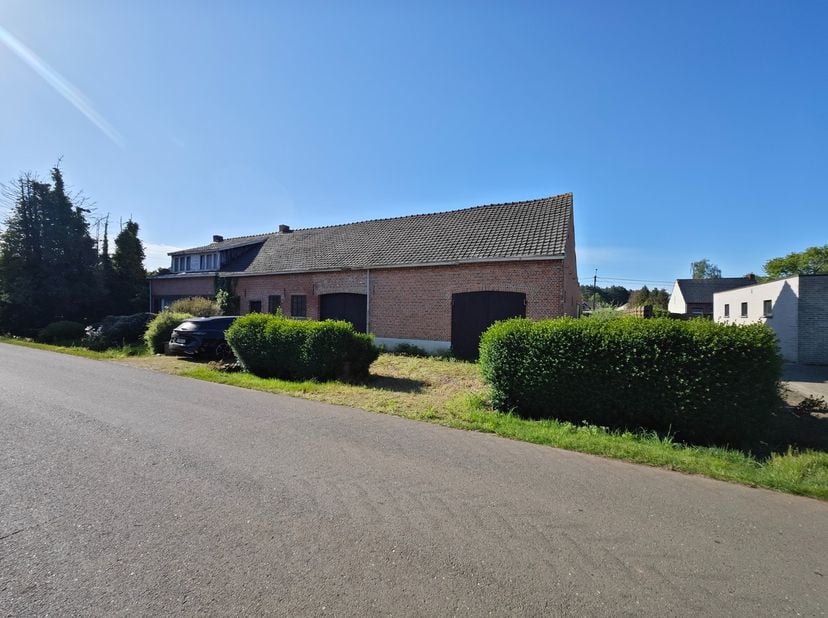 Te renoveren/weder op te bouwen langgevelhoeve met naastliggend perceel bouwgrond.<br />
<br />
Uitstekend gelegen in een groene omgeving te Olmen<br