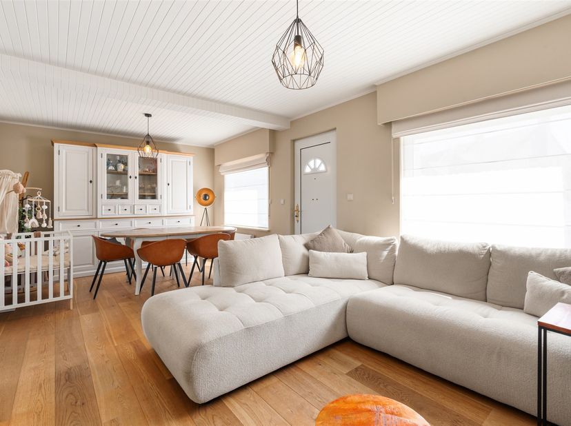 Ontdek deze mooi gerenoveerde gezinswoning in Lede, waar een charmante uitstraling wordt gecombineerd met een stijlvol en hedendaags interieur. Gelege