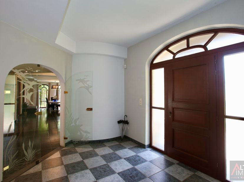Exclusieve villa van 305 m² bewoonbare oppervlakte, 2-3 slaapkamers op een perceel van 15a 32ca met dubbele garage.<br />
<br />
Deze karaktervolle vi