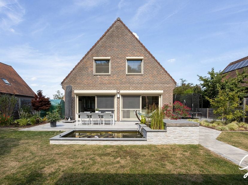 Vous recherchez une maison écoénergétique, prête à emménager, offrant espace et confort ? Cette maison individuelle entièrement rénovée à Serskamp a b