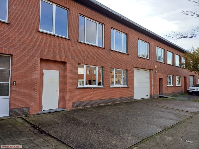 Antwerpen - Hoboken, nabij kaaien, professionele magazijn - unit van 100m², hoge sectionaalpoort, water, elektriciteit, voldoende parkeergelegenheid 1