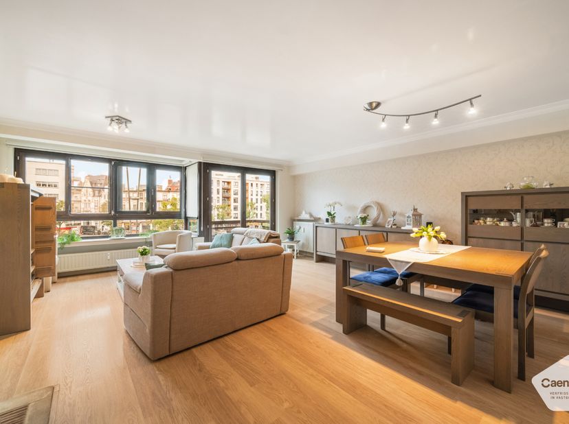 Dit ruime en lichtrijke appartement is gelegen op de tweede verdieping en beschikt over een aangename en praktische indeling. Het appartement omvat ee