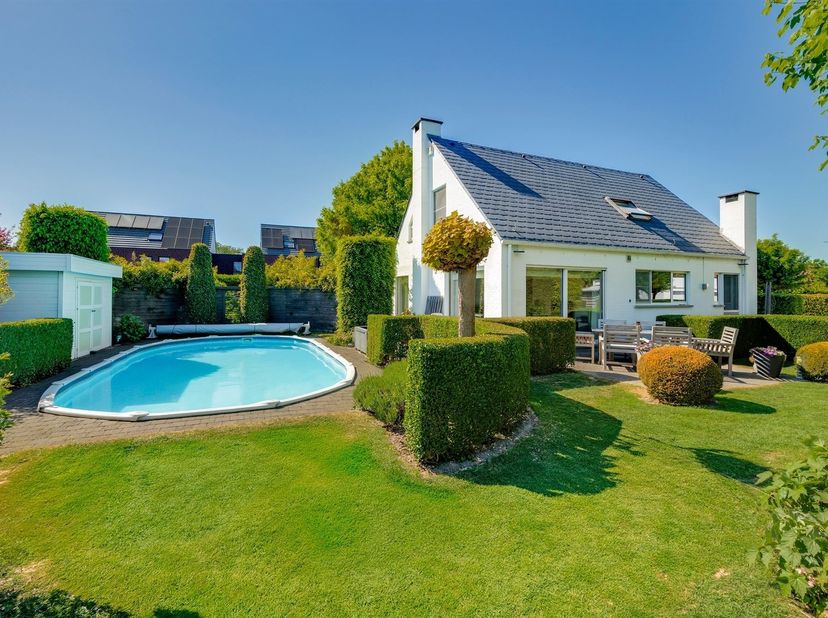 Deze volledige vrijstaande villa staat te koop in de Groenstraat, een rustige wijk vlakbij het centrum van Boechout. <br />
<br />
Deze mooie en rus