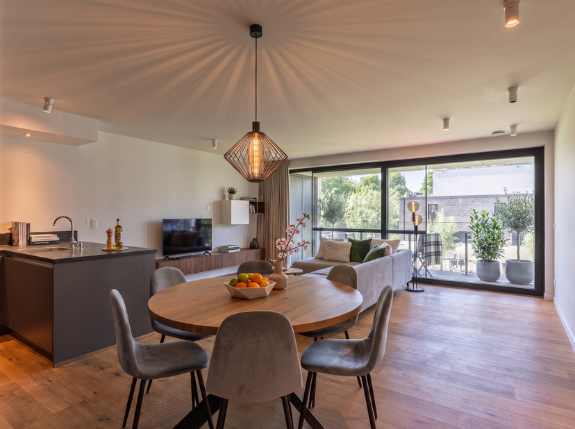 LIGGING<br />
Dit hedendaagse appartement van 88 m² is uitzonderlijk rustig gelegen in een groene oase langs de Schelde, met een prachtig uitzicht op