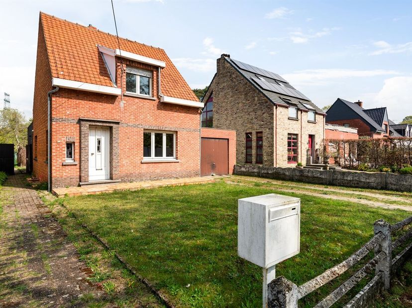 Gelegen in een doodlopende straat in de Schoolstraat 17 te Grobbendonk, geniet deze woning van een uiterst rustige ligging met tegelijk een vlotte ber