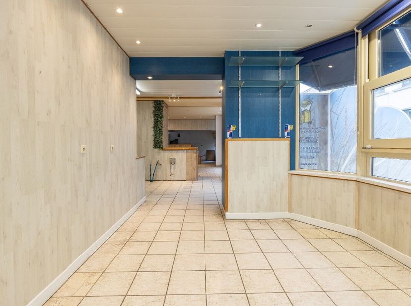 De Panne - handelspand met garage te huur in het centrumOp zoek naar een zichtbare en aantrekkelijke locatie om uw concept tot leven te brengen? Dit h