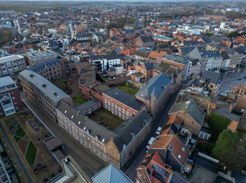 Dit unieke pand met een uitzonderlijk historische waarde bevindt zich op een absolute toplocatie in het centrum van Sint-Truiden, op enkele meters van