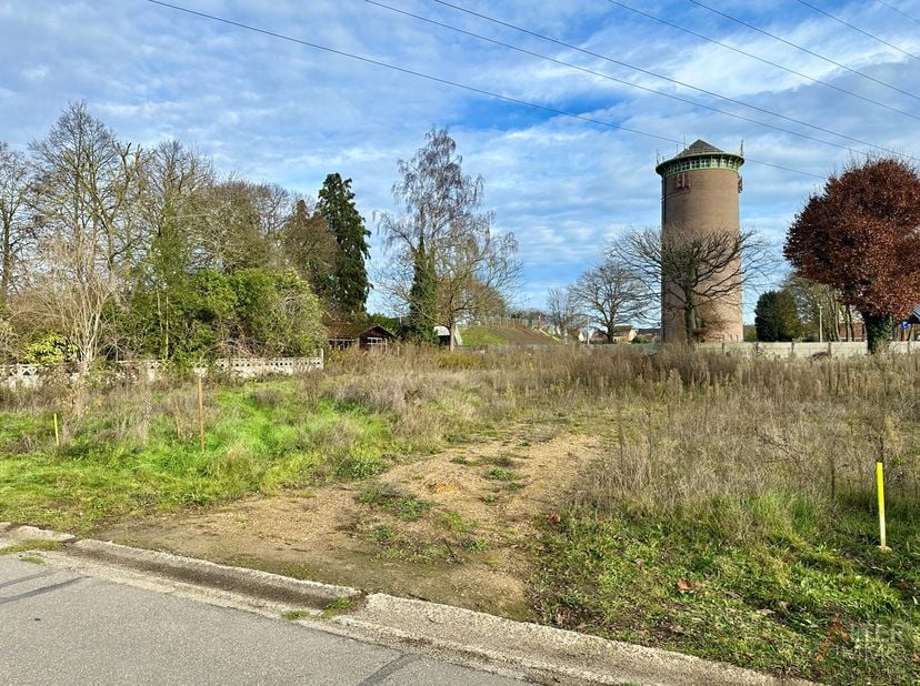 LOT 5:<br />
<br />
Residentieel gelegen bouwgrond van 4a 33ca voor een halfopen bebouwing.<br />
Op wandelafstand van Koersel-Dorp met winkels, schol
