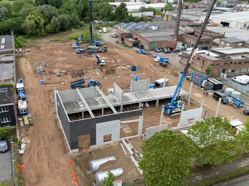 Ontdek deze moderne KMO-unit van 291 m² in een nieuw KMO-bedrijvenpark aan de Viermaartlaan in Ronse. Het project omvat 14 kwalitatieve bedrijfsunits