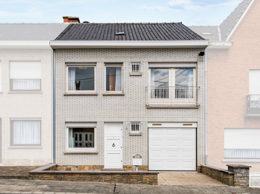Huis gelegen in Mouscron, in een rustige en aangename omgeving, met prachtige volumes en een functionele indeling.<br />
Op de begane grond bestaat he
