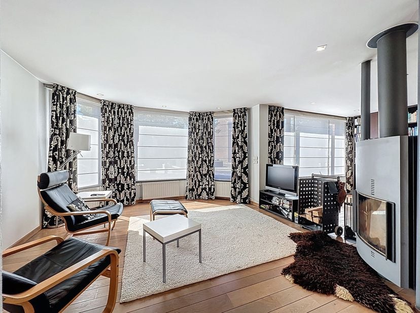 Benaderende OPPERVLAKTEN:<br />
Constructie - bewoonbare oppervlakten<br />
Woning: 258 m²<br />
Kantoor: 124 m²<br />
Magazijn: 630 m²<br />
<br />
G