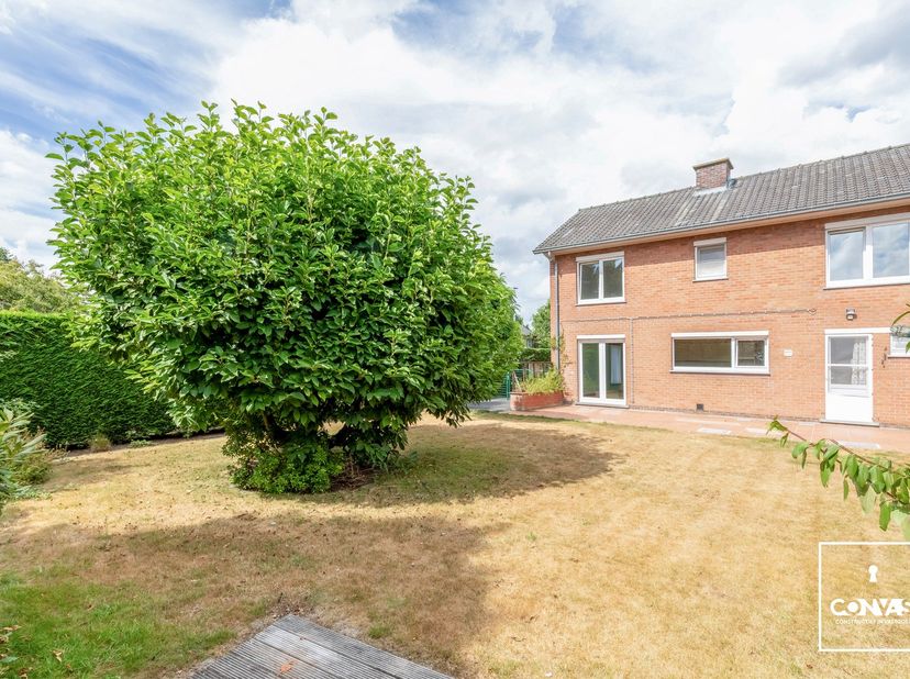 Deze te renoveren woning beschikt over vier slaapkamers, een ruime zonnige tuin en een rustige ligging in een heel aangename woonwijk te Drongen.<br /
