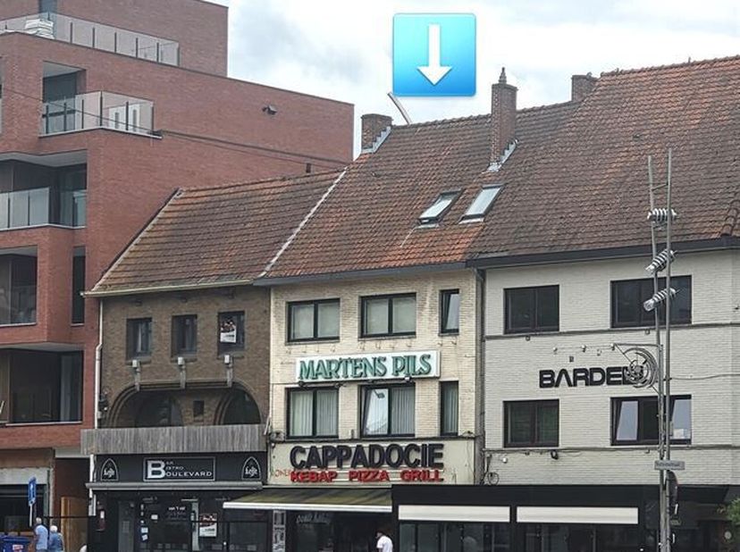 Wij presenteren u een unieke kans om eigenaar te worden van een prachtig handelspand met een commerciële ruimte en drie appartementen, gelegen in het