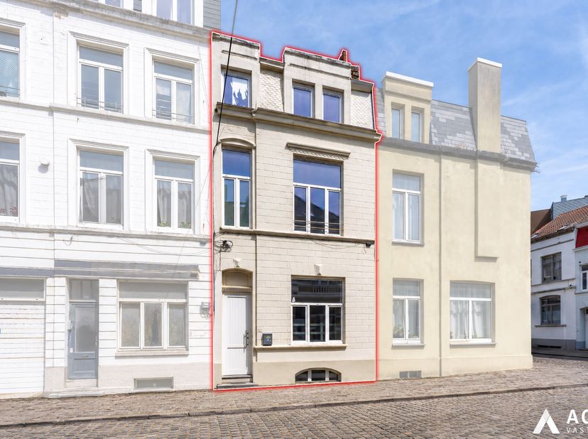 Op een centrale ligging in Oostende bevindt zich deze karaktervolle stadswoning met een bewoonbare oppervlakte van 126 m², verdeeld over vier bouwlage