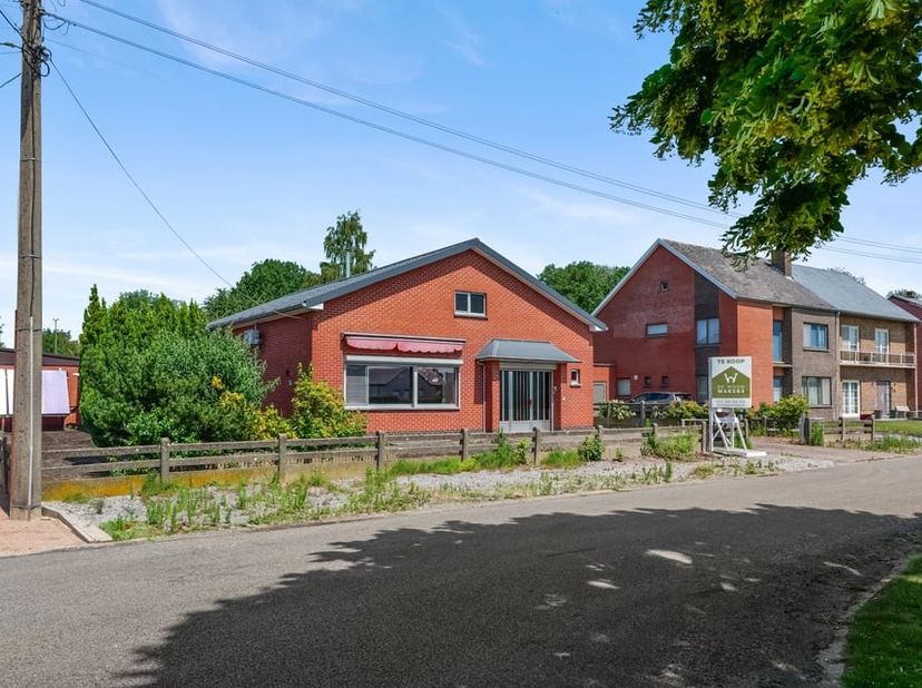 Deze open bebouwing, gelegen aan de Rijkelstraat 31 in Tongeren-Borgloon, werd gebouwd in 1974 en biedt met een bewoonbare oppervlakte van 245 m² alle