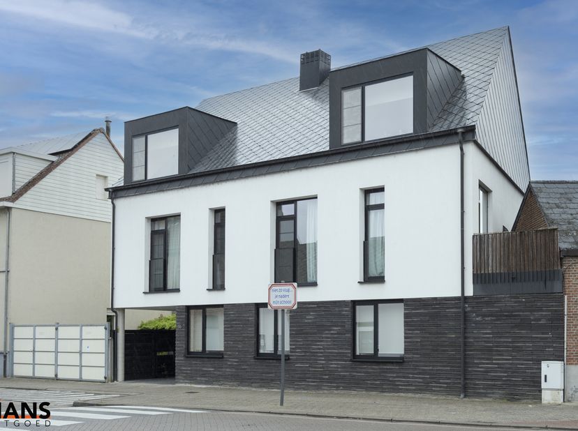 Dit recent appartement, gelegen op de eerste verdieping met lift, biedt een comfortabele en praktische indeling op een aangename locatie.<br />
Bij he