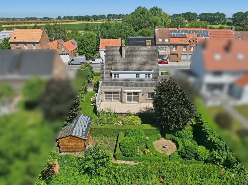 Riante gezinswoning met uniek panoramisch uitzicht en eindeloos potentieel op 644 m².<br />
In deze verrassend ruime gezinswoning op een perceel van 6