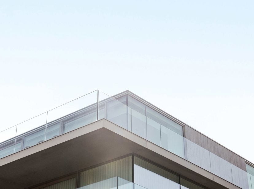Discreet verscholen in de duinen vindt u deze bijzonder oogstrelende penthouse, waar minimalistische architectuur en luxueuze afwerking samensmelten.