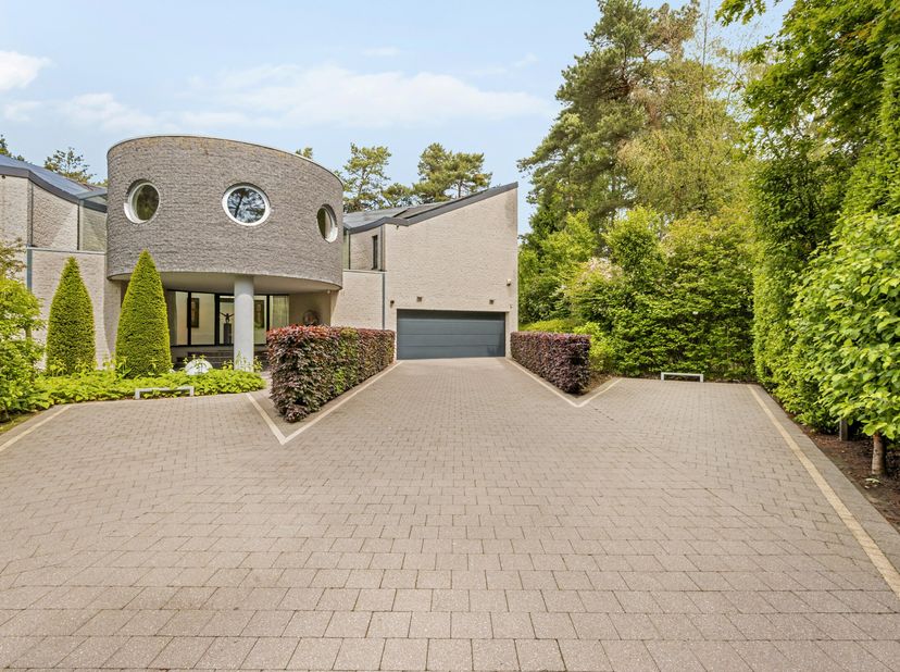 Deze uitzonderlijke villa combineert tijdloze architectuur, royale volumes en een overvloed aan natuurlijk licht. Vanuit elke ruimte geniet u van een