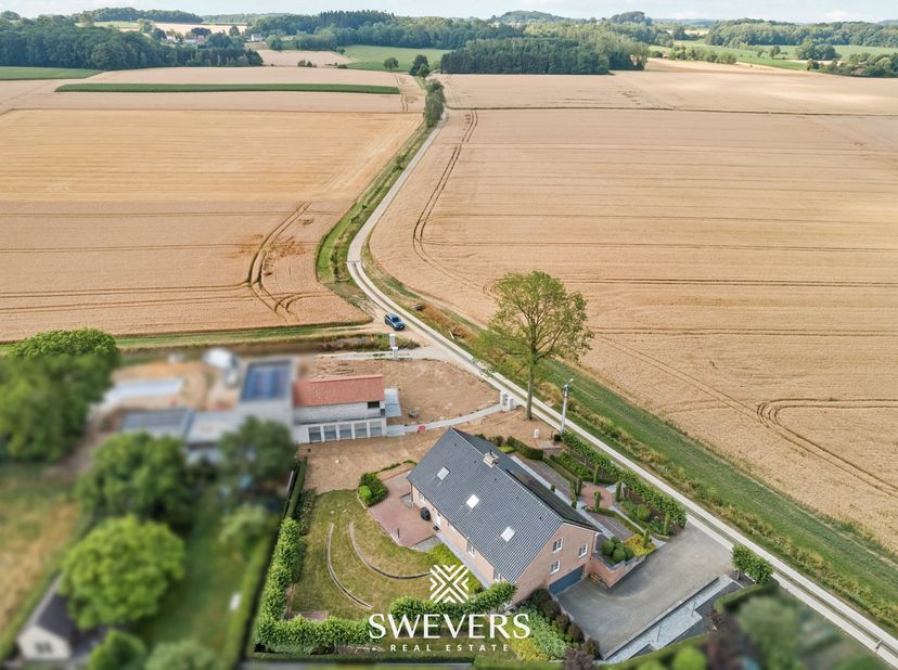 Voor meer info en foto’s, surf naar www.swevers.be – Deze uitzonderlijk ruime open bebouwing in Sint-Joris-Winge combineert een instapklare basis met