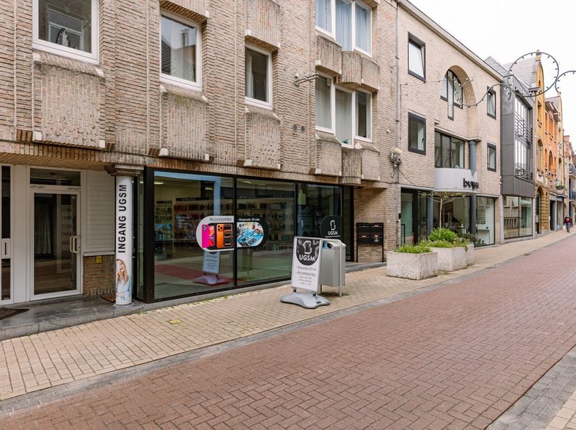In de Florimont Leirensstraat te Wetteren bevindt zich dit veelzijdige commerciële pand met een totale oppervlakte van ca. 380 m². Dankzij de flexibel