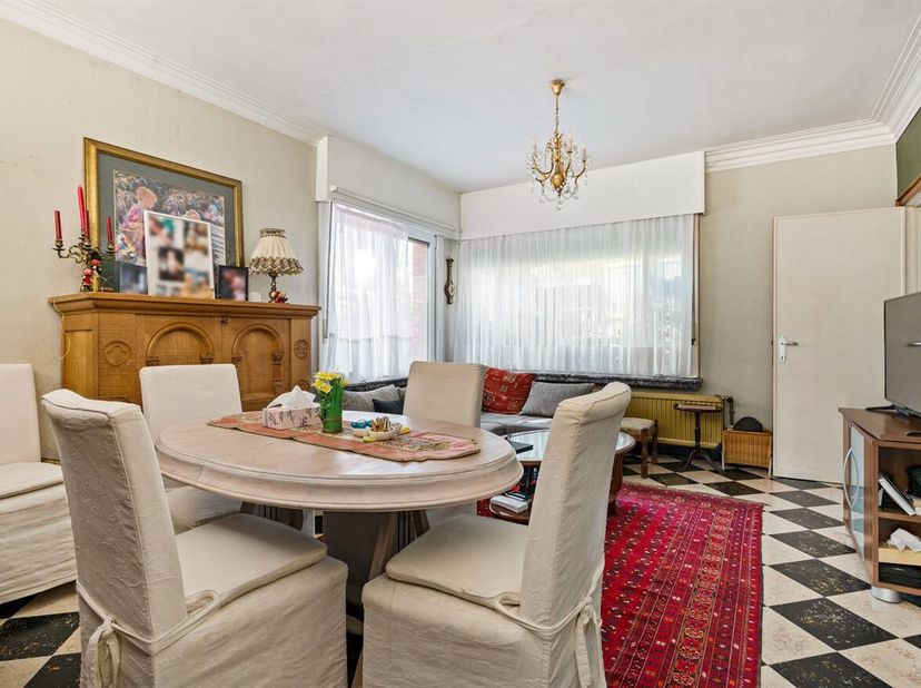 Te renoveren gezinswoning / 2 appartementen op perceel van 500m²<br />
Deze eengezinswoning dateert van 1962 en werd momenteel opgedeeld in twee woone