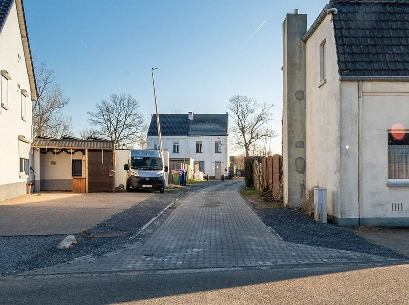 Prachtig gerenoveerde halfopen bebouwing met 4 slpk, gelegen in een rustige omgeving in Peer<br />
Ligging<br />
De woning is gelegen in Peer, in een