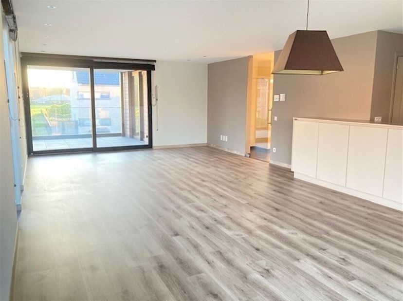 Prachtig ruim 3 slaapkamer appartement, 2 terrassen, garage.<br />
Dit appartement is gelegen in het hartje van Sint-Anthonius Zoersel.<br />
Indeling