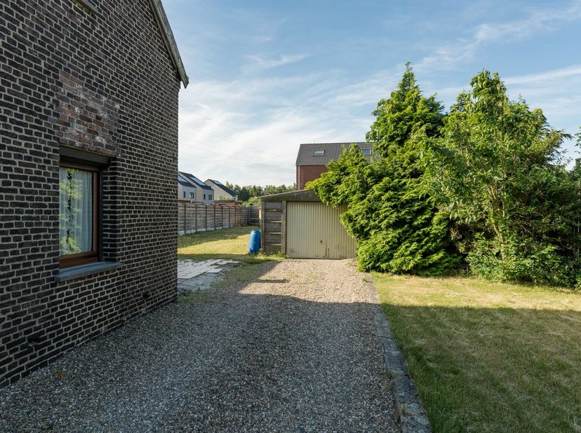 Deze woning is rustig gelegen in Pelt in de Hospitaalstraat, met alle voorzieningen in de nabije omgeving.&amp;nbsp;<br />
Beschrijving: We betreden de wo
