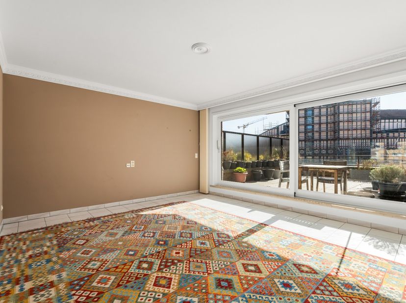 Appartement très spacieux disposant d'une magnifique terrasse ensoleillée. Profitez d'une cuisine ouverte équipée, de 2 grandes chambres et d'une sall