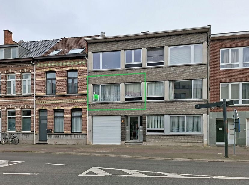 Verhuurd appartement, gelegen op een steenworp van het centrum, ziekenhuis, scholen, stadsvesten... Op de eerste verdieping van een kleinschalig gebou
