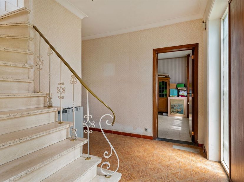 Deze open bebouwing op een perceel van 508m² heeft wat extra aandacht nodig. Dit charmante pand heeft nood aan extra liefde. Het gelijkvloers is voorz