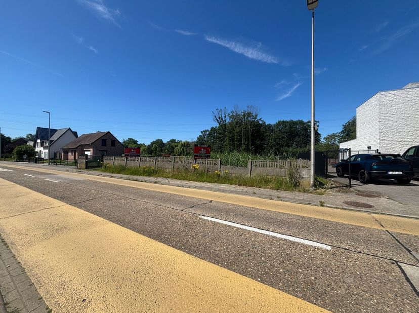Deze bouwgrond van 9 are en 31 ca voor halfopen bebouwing, gunstig gelegen in de Zandstraat nabij centrum Kwaadmechelen, biedt alles wat je nodig hebt