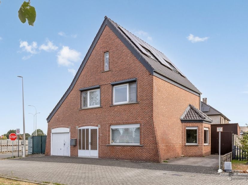 Deze verzorgde en ruime gezinswoning met maar liefst 228 m² bewoonbare oppervlakte is gelegen op een perceel van 5 are 25 centiare, nabij het centrum