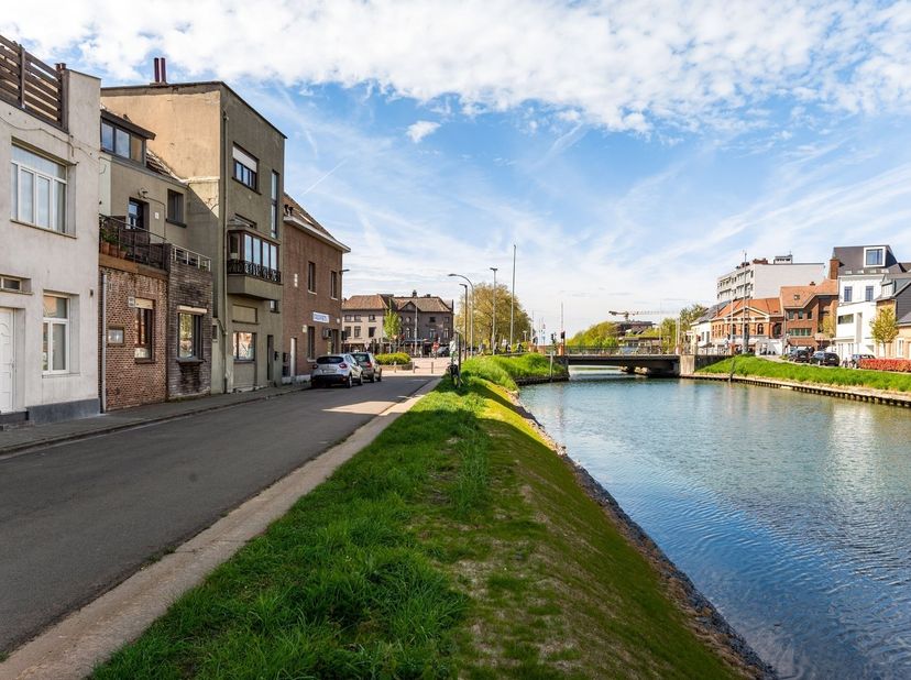 Op zoek naar een charmante, volledig gerenoveerde woning op een toplocatie? Deze instapklare stadswoning biedt een uniek open zicht op de Leuvense Vaa