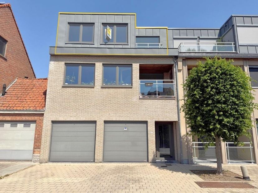 Appartement gelegen op de 2de verdieping met inkom, living, keuken, badkamer, apart toilet, 1 slaapkamer en 2 balkons. Lift aanwezig! Bijkomende syndi