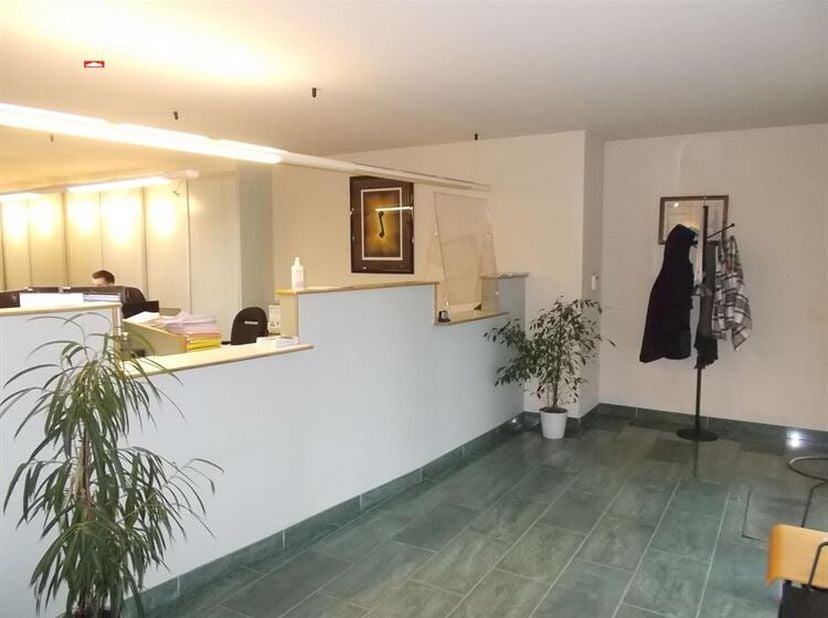Centraal gelegen kantoorruimte/handelspand: +/- 120m² momenteel bestaande uit onthaal met open wachtruimte, grote centrale bureauruimte, afzonderlijke