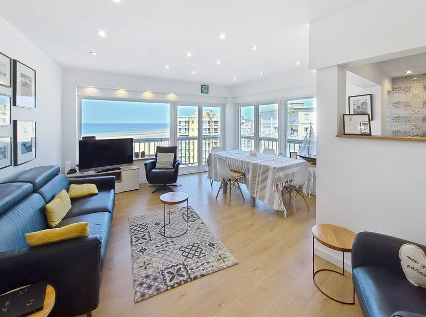 Droom je van wonen aan zee met alle comfort en een prachtig uitzicht? Dit volledig gerenoveerde hoekappartement op de 6e verdieping biedt het allemaal