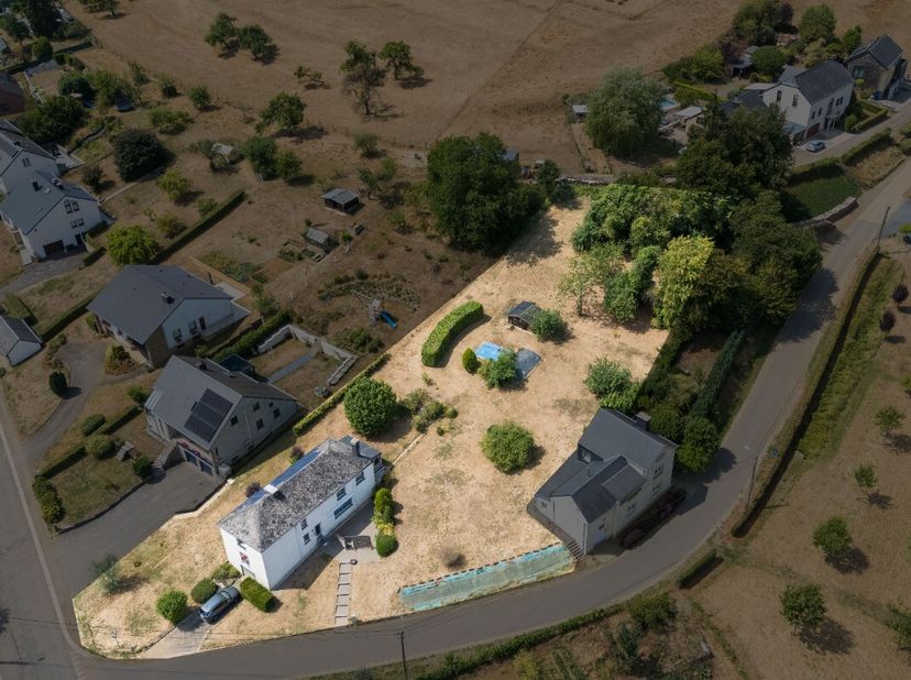 ERA B-Lux biedt u dit huis aan in Rachecourt, in een rustige en groene omgeving. Het huis is als volgt ingedeeld: op de begane grond vindt u een hal,