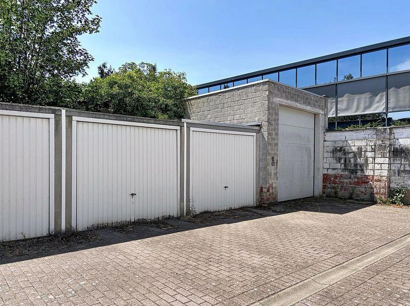 Deze garagebox is gelegen te Elfjulistraat 93, box 10.<br />
Toplocatie: rustige buurt, vlot bereikbaar.<br />
Ideaal voor omwonenden om zelf te gebru