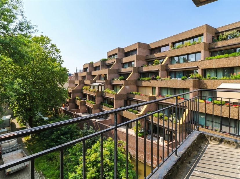 Midden in het historisch centrum van Leuven, zijn wij vereerd deze gezellige gemeubelde studio op een topligging te huur aan te bieden. Deze hippe stu