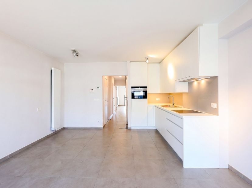 Dit prachtige appartement werd in 2017 volledig gerenoveerd en voldoet aan de hedendaagse normen op vlak van comfort en energiezuinigheid.<br />
Bij h
