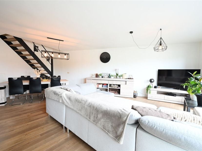 Op zoek naar een ruim en instapklaar duplex appartement op topligging? Dit prachtige appartement in het centrum van Herselt combineert ruimte, comfort