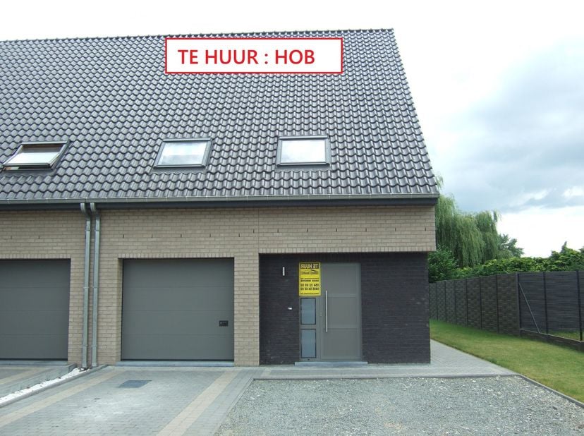 In een landelijke buurt goed gelegen half open bebouwing met GARAGE met oprit voor 2 auto's en tuin.<br />
De woning is ingedeeld met inkom met trap -
