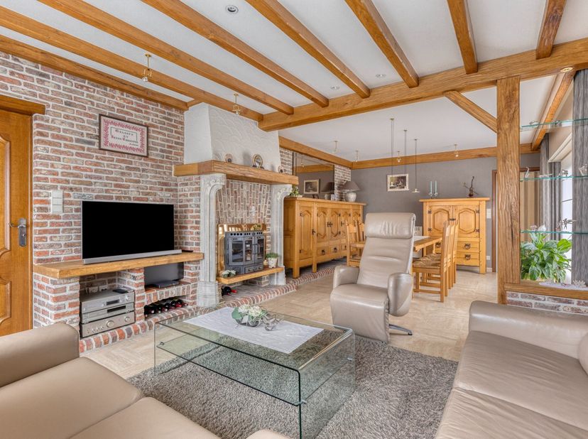 In de Vlaschaardweg in het centrum van Kortemark treffen we deze uiterst verzorgde alleenstaande woning op een perceel van 540 m². Deze woning beschik