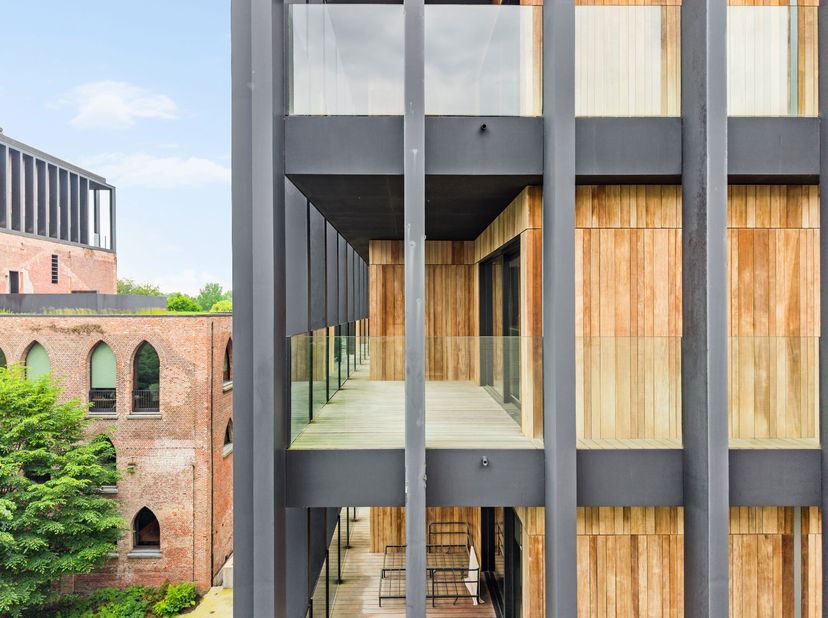 Op de derde verdieping van Waterhuys, binnen de gerenommeerde Kanaalsite van Axel Vervoordt, bevindt zich dit luxueuze appartement van ca. 235 m² met